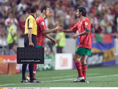 لويس فيغو يوجّه رسالة لرونالدو عن "أفضل جيل" لمنتخب البرتغال