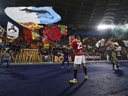 جانلوكا مانشيني لاعب نادي روما يحمل راية بألوان الغريم لاتسيو وعليها صورة جرذ - 6 أبريل 2024 - x/@asroma_images