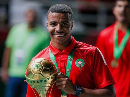 حمزة إيغامان مهاجم الجيش الملكي ومنتخب المغرب الأولمبي يحمل كأس إفريقيا تحت 23 عاماً - X/FRMF