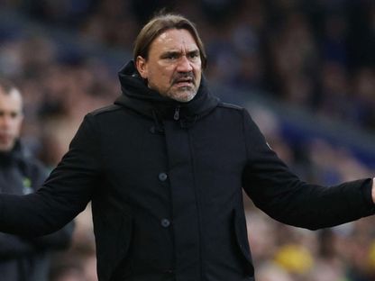 مدرب ليدز يونايتد دانيل فاركي يعترض على التحكيم خلال مباراة أستون فيلا في الدوري الإنجليزي - 23 نوفمبر 2025 - Reuters