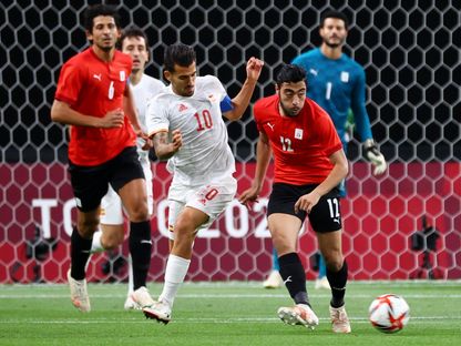 داني سيبايوس وأكرم توفيق في صراع خلال لقاء إسبانيا ومصر بأولمبياد طوكيو - 22 يوليو 2021 - Reuters