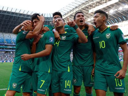 ميغيل تيرسيروس يحتفل مع زملاء بتسجيله هدفاً لبوليفيا في مرمى سورينام بنصف نهائي الملحق العالمي للتأهل إلى كأس العالم 2026 - 26 مارس 2026 - REUTERS