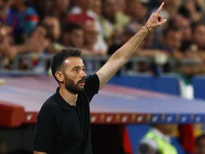 مدرب نادي فالنسيا كارلوس كوربران في مباراة برشلونة بالدوري الإسباني 14 سبتمبر 2025 - Reuters