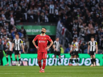 محمد صلاح حزين عقب استقبال ليفربول هدف ألكسندر إيزاك مهاجم نيوكاسل في نهائي كأس كاراباو - 16 مارس 2025 - Reuters