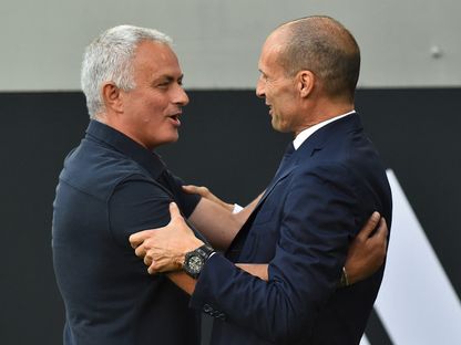 ماسيميليانو أليغري وجوزيه مورينيو قبل مباراة بين يوفنتوس وروما - 27 أغسطس 2022 - REUTERS