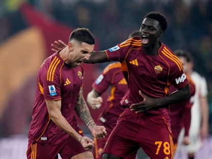 احتفال لاعبي روما بتسجيل هدف في مرمى ميلان بالدوري الإيطالي - 25 يناير 2026 - Reuters