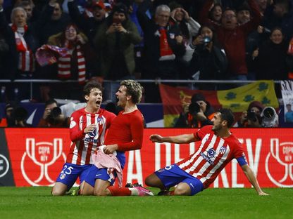 لاعبو أتلتيكو مدريد يحتفلون بعد تسجيل أنطوان غريزمان الهدف الثالث بمواجهة ريال مدريد - 18 يناير 2024 - REUTERS