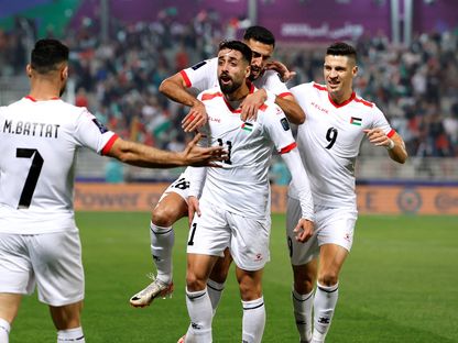 لاعبو فلسطين يحتفلون بعد التسجيل في شباك هونغ كونغ في كأس آسيا - 23 يناير 2024 - REUTERS