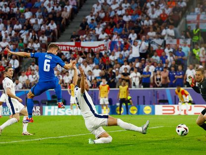 هاري كين مهاجم إنجلترا يحاول اللحاق بإحدى الكرات خلال مباراة سلوفينيا في بطولة أوروبا - 25 يونيو 2024 - REUTERS