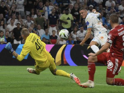 البرتغالي فيتنيا لاعب مارسيليا أمام بريست في الدوري الفرنسي - Reuters
