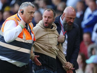 رجلا أمن يقبضان على مشجع ليدز يونايتد الذي اعتدى على مدرب نيوكاسل يونايتد إيدي هاو - 13 مايو 2023 - REUTERS