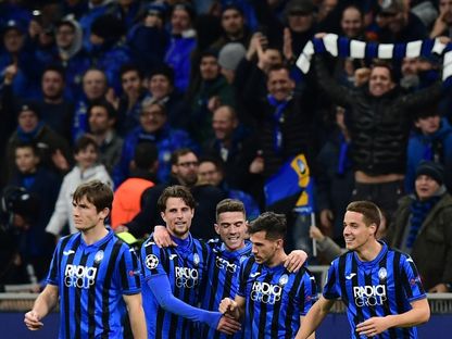 لاعبو وجمهور أتالانتا الإيطالي خلال مواجهة فالنسيا في ذهاب ثمن نهائي دوري أبطال أوروبا - AFP