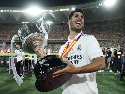 ماركو أسينسيو يحمل كأس ملك إسبانيا بعد فوز ريال مدريد على أوساسونا في النهائي - 6 مايو 2023 - NurPhoto via AFP