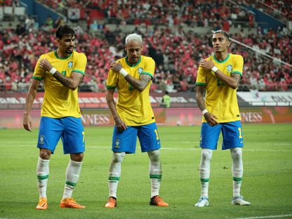 نيمار دا سيلفا يحتفل بأحد هدفيه في شباك كوريا الجنوبية مع لاعبي منتخب البرازيل  - REUTERS