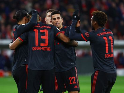 لاعبو بايرن ميونيخ يحتفلون بعد تسجيل أحد الأهداف في شباك ماينز في كأس ألمانيا - 1 فبراير 2023 - reuters