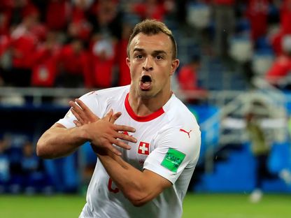 السويسري شيردان شاكيري يرسم بيديه نسراً ذا رأسين بعد تسجيله هدفاً ضد صربيا خلال مونديال روسيا - 22 يونيو 2018 - REUTERS