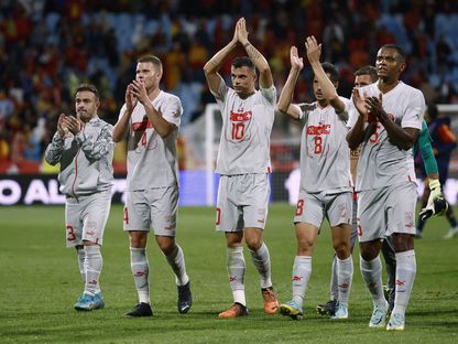 لاعبو سويسرا يقوم بتحية جمهورهم بعد الفوز على أرض إسبانيا - 24 سبتمبر 2022 - REUTERS