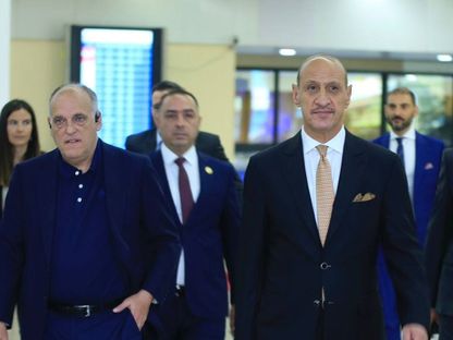 عدنان درجال رئيس الاتحاد العراقي لكرة القدم في استقبال خافيير تيباس رئيس رابطة الدوري الإسباني - 4 يونيو 2023 - TWITTER/@IRAQFA