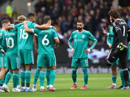 لاعبو ليفربول بالقميص الأخضر الجديد قبل مواجهة بيرنلي في الدوري الإنجليزي الممتاز - 14 سبتمبر 2025 - REUTERS