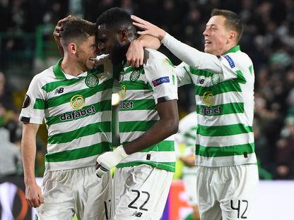 لاعبو "سيلتيك" الاسكتلندي يحتفلون بعد تسجيلهم هدفاً- 24 أكتوبر 2019 - AFP