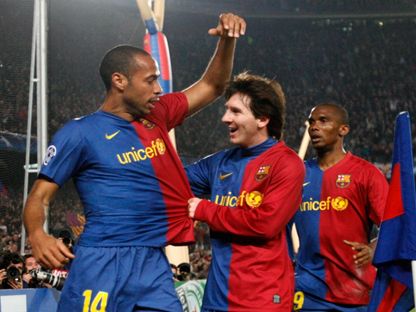 تيري هنري يحتفل بهدفه مع ليونيل ميسي خلال مباراة أولمبيك ليون وبرشلونة بدوري أبطال أوروبا - 1 مارس 2009 - Reuters