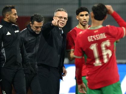 مدرب المنتخب المغربي محمد وهبي في حديث مع القائد أشرف حكيمي خلال مواجهة باراغواي الودية - 31 مارس 2026 - Reuters