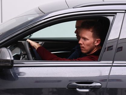 يوليان ناغلسمان مدرب بايرن ميونيخ السابق يقود سيارته بعد إقالته من منصبه - 24 مارس 2023 - REUTERS