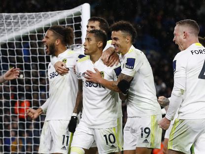 رافينيا ولاعبو ليدز يحتفلون مع جماهيرهم - Action Images via Reuters