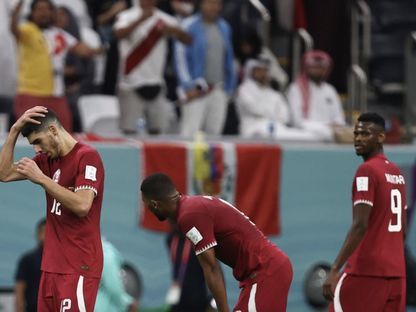 حسرة لاعبو قطر بعد الخسارة من الاكوادور في افتتاح كأس العالم 2022 - Getty