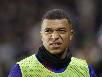 نجم باريس سان جيرمان كيليان مبابي يقوم بالإحماء خلال المباراة أمام رين في الدوري الفرنسي - 15 يناير 2023  - REUTERS