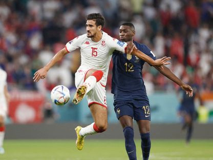 محمد علي بن رمضان يسيطر على الكرة أمام راندال كولو مواني خلال مباراة بين تونس وفرنسا في كأس العالم - 30 نوفمبر 2022 - Reuters