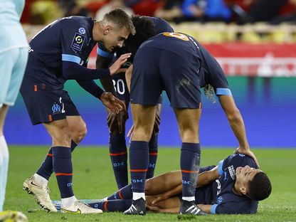 المغربي أمين حارث لاعب مارسليا يمسك ركبته متألما بعد إصابته أمام موناكو - 13 نوفمبر 2022 - REUTERS