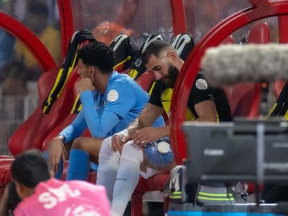 كريم بنزيما يضع الثلج على موضع إصابته في مباراة الوحدة بالدوري السعودي - 28 أغسطس 2023 - X/@IttiMania