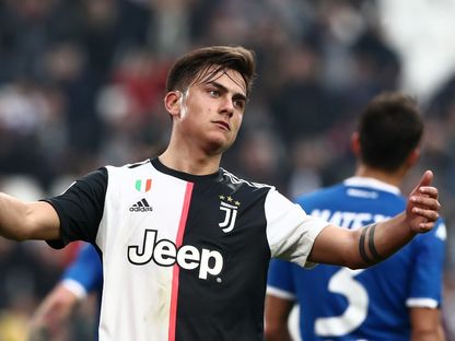 مهاجم يوفنتوس الأرجنتيني باولو ديبالا خلال مباراة في الدوري الإيطالي بين فريقي يوفنتوس وبريشيا - AFP