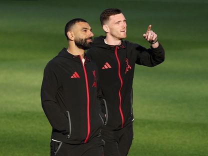 محمد صلاح وأندي روبرتسون على الملعب قبل مباراة بين أستون فيلا وليفربول - 15 مايو 2026 - REUTERS