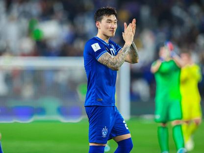 المدافع الكوري الجنوبي جانغ هيون سو يحيي جمهور الهلال - - x/@Alhilal_FC