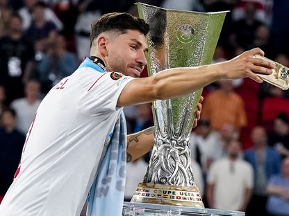 غونزالو مونتيل يلتقط صورة سيلفي مع كأس الدوري الأوروبي بعد فوز إشبيلية على روما في النهائي - 31 مايو 2023 - NurPhoto via AFP