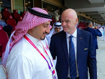 رئيس الاتحاد السعودي لكرة القدم ياسر المسحل مع رئيس "فيفا" جياني إنفانتينو في قطر - 22 نوفمبر 2022 - Reuters
