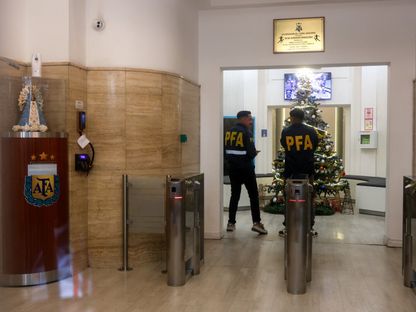 الشرطة تداهم مقر الاتحاد الأرجنتيني لكرة القدم - 9 ديسمبر 2025 - REUTERS