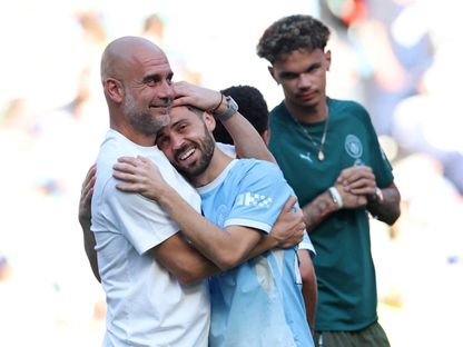 برناردو سيلفا وبيب غوارديولا بعد مباراتهما الأخيرة مع مانشستر سيتي ضد أستون فيلا بالدوري الإنجليزي - 24 مايو 2026 - Reuters