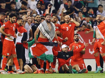 لاعبو منتخب فلسطين يحتفلون بعد التعادل مع لبنان والتأهل للدور الثالث في التصفيات الآسيوية المشتركة - 6 يونيو 2024 - REUTERS