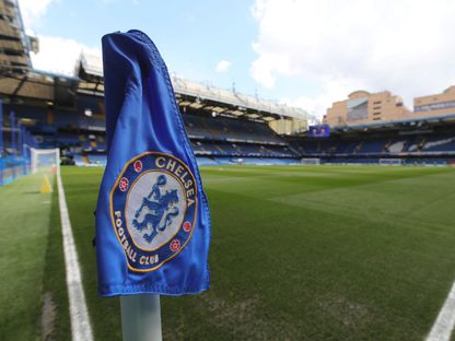 علم الزاوية في ملعب "ستامفورد بريدج" قبل مباراة بين تشيلسي وبرينتفورد - 2 أبريل 2022 - REUTERS