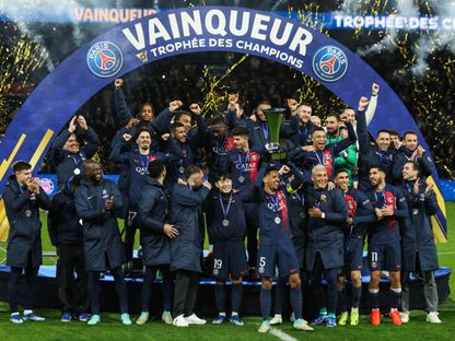 لاعبو باريس سان جيرمان يحتفلون بالتتويج بكأس السوبر الفرنسي على حساب تولوز - 3 يناير 2024 - AFP