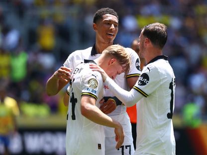 جوب بيلينغهام لاعب دورتموند يحتفل بهدفه أمام صندوانز مع دانييل سفينسون وباسكال غروس - 21 يونيو 2025 - Reuters