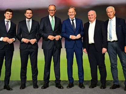 أولي هونيس (الثاني من اليمين) مع هانز يواخيم فاتسكه رئيس رابطة الدوري الألماني وفريدريش ميرتس مستشار ألمانيا - 2 سبتمبر 2025 - X/@FCBayern