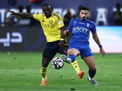 ساديو ماني مهاجم النصر في صراع على الكرة مع علي لاجامي مدافع الهلال في دوري روشن السعودي - 12 مايو 2026 - Reuters