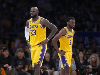 ليبرون جيمس وابنه بروني خلال مباراة ليكرز ضد روكتس - 18 أبريل 2026 - IMAGN IMAGES via Reuters