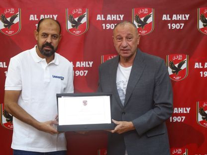 محمود الخطيب رئيس النادي الأهلي المصري يكرم المدرب السابق للفريق عماد النحاس 0 14 أكتوبر 2025 - facebook/alahly