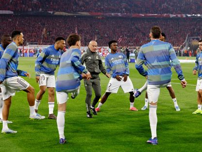 لاعبو ريال مدريد خلال الإحماء قبل مواجهة بايرن ميونيخ في دوري أبطال أوروبا - 15 أبريل 2026 - Reuters