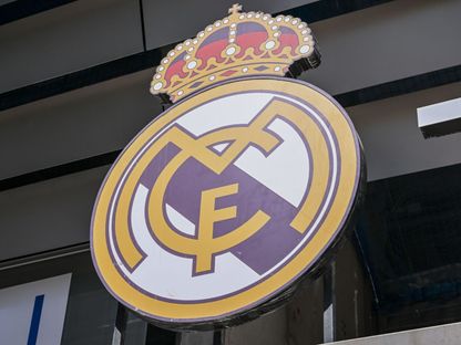 شعار ريال مدريد أمام ملعب سانتياغو برنابيو قبل مباراة الذهاب في ربع نهائي دوري أبطال أوروبا ضد مانشستر سيتي - 9 أبريل 2024 - G